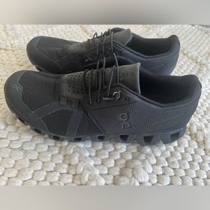 NEW Women’s ON Running Cloud 5 shoe black size 9.5